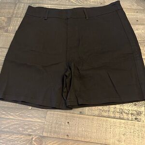Boutique black stretchy pull on shorts size L   NWOT